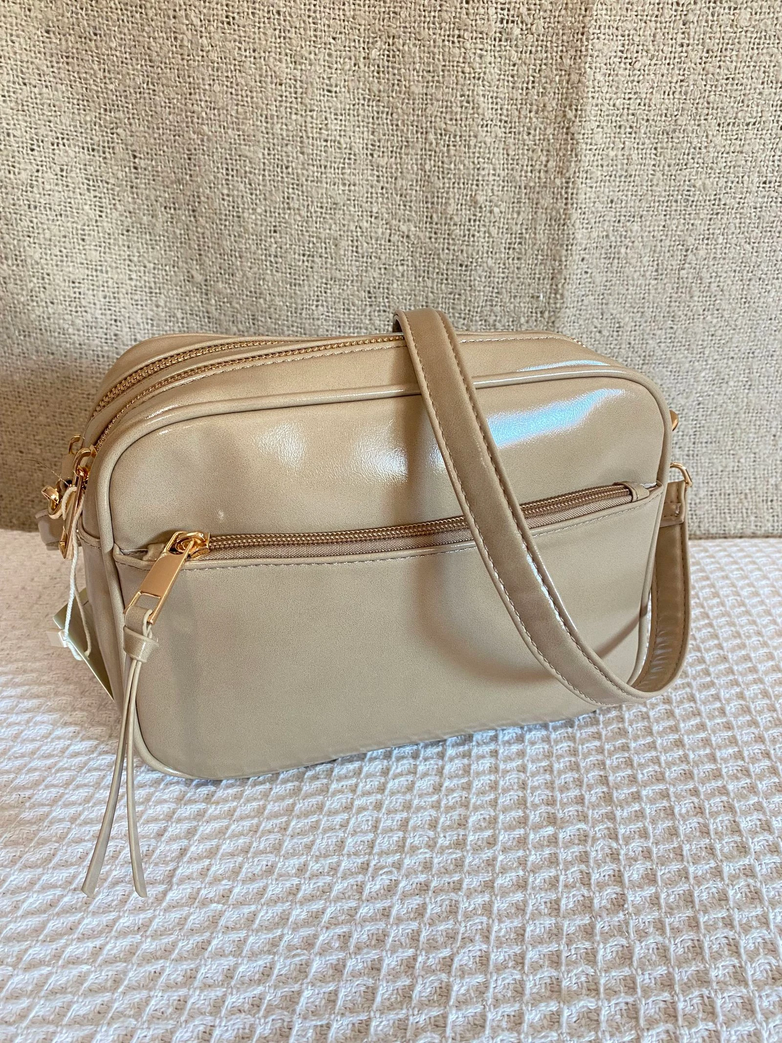 Bolso bandolera beige satinado con doble cremallera  – photo 2